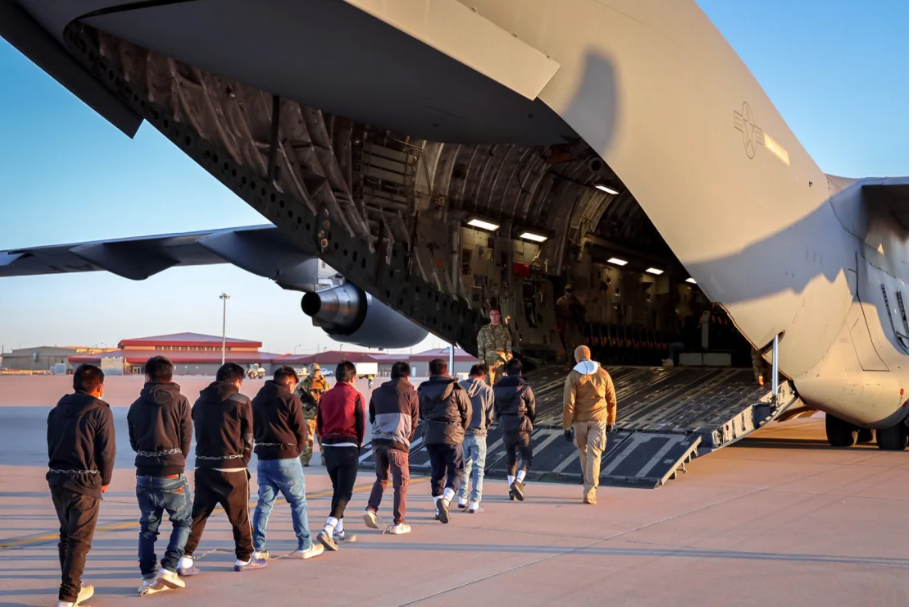 Comenzó la deportación de inmigrantes en aviones militares de EE.UU.