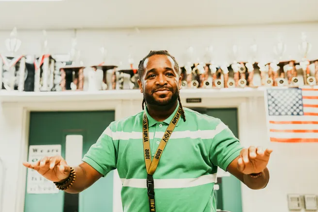 Adrian Maclin, de Cordova High, gana el premio Grammy al educador musical 2025