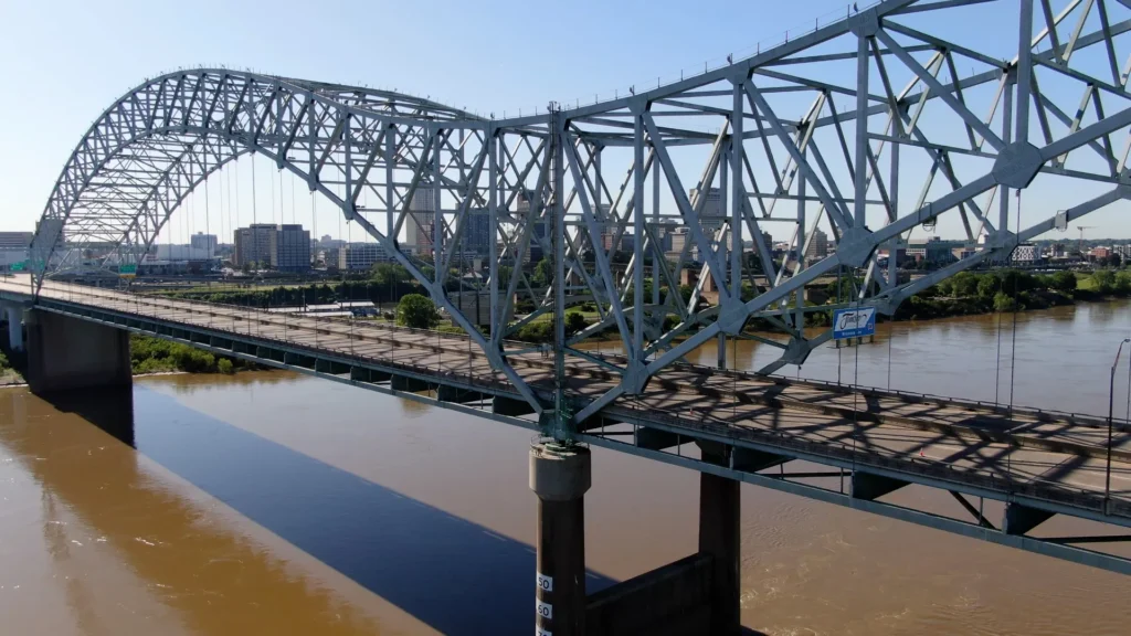 Una mujer saltó del puente de la I-40 al río Mississippi. Está en condició crítica