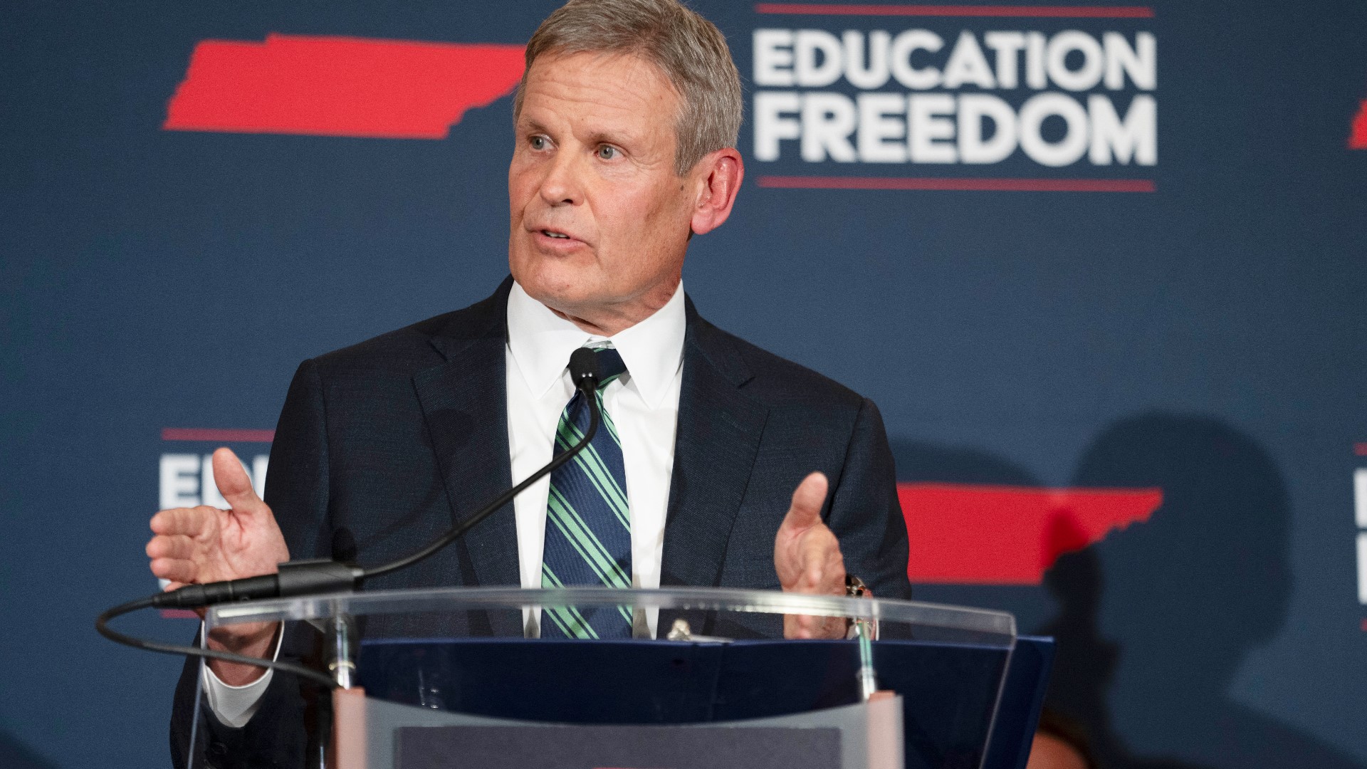 Gobernador de Tennessee firma nuevo programa de vales escolares que excluye estudiantes indocumentados
