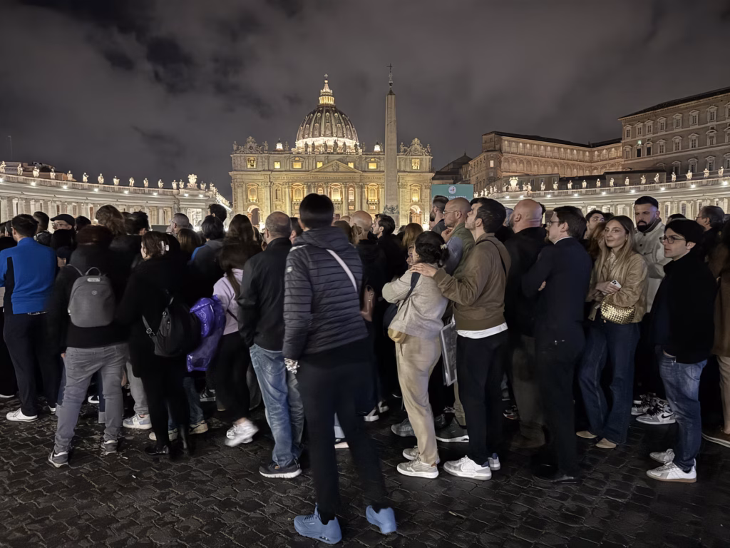 Casi 50.000 personas han desfilado para despedirse del Papa en la basílica de San Pedro