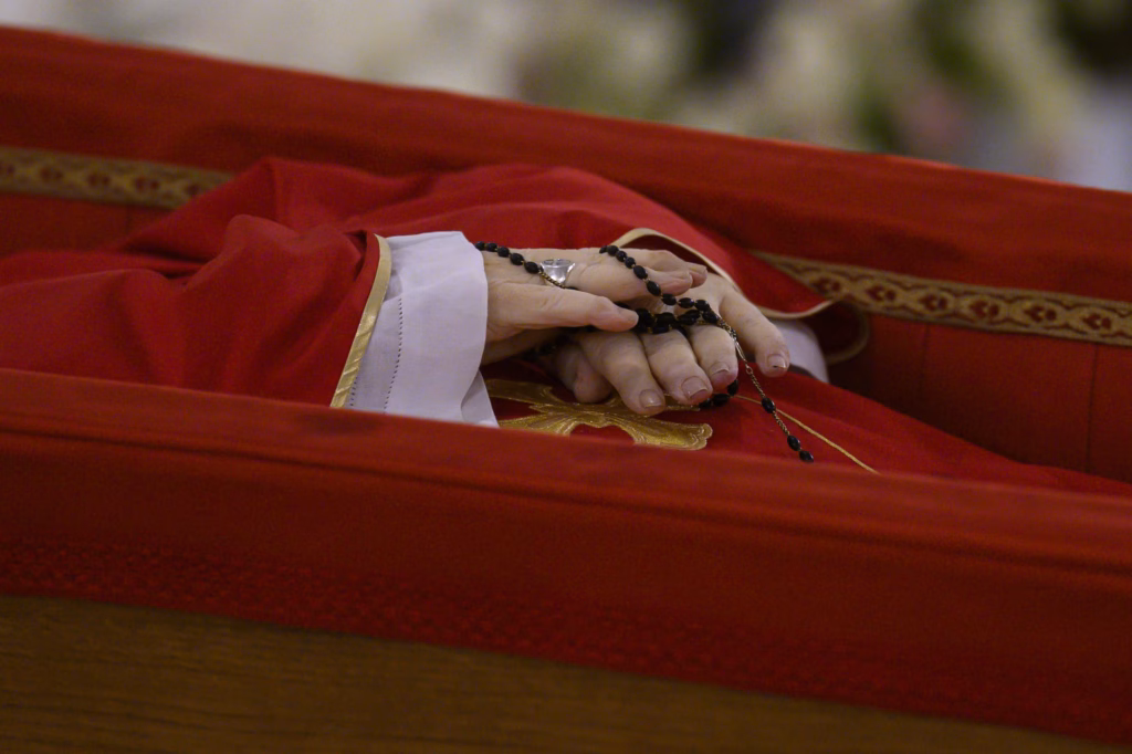 El Vaticano publica las primeras imágenes del féretro del papa Francisco. Su funeral será el 26 de abril