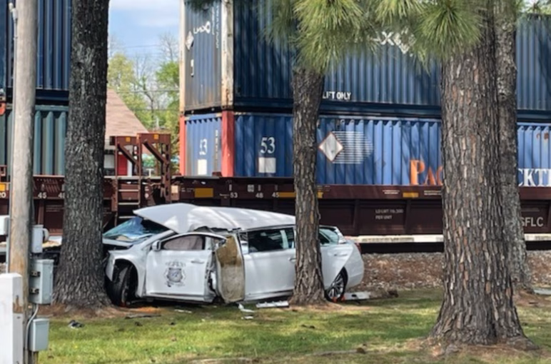 Tren que pasaba por Barlett se llevó por delante a limusina de funeraria hiriendo a 6 personas