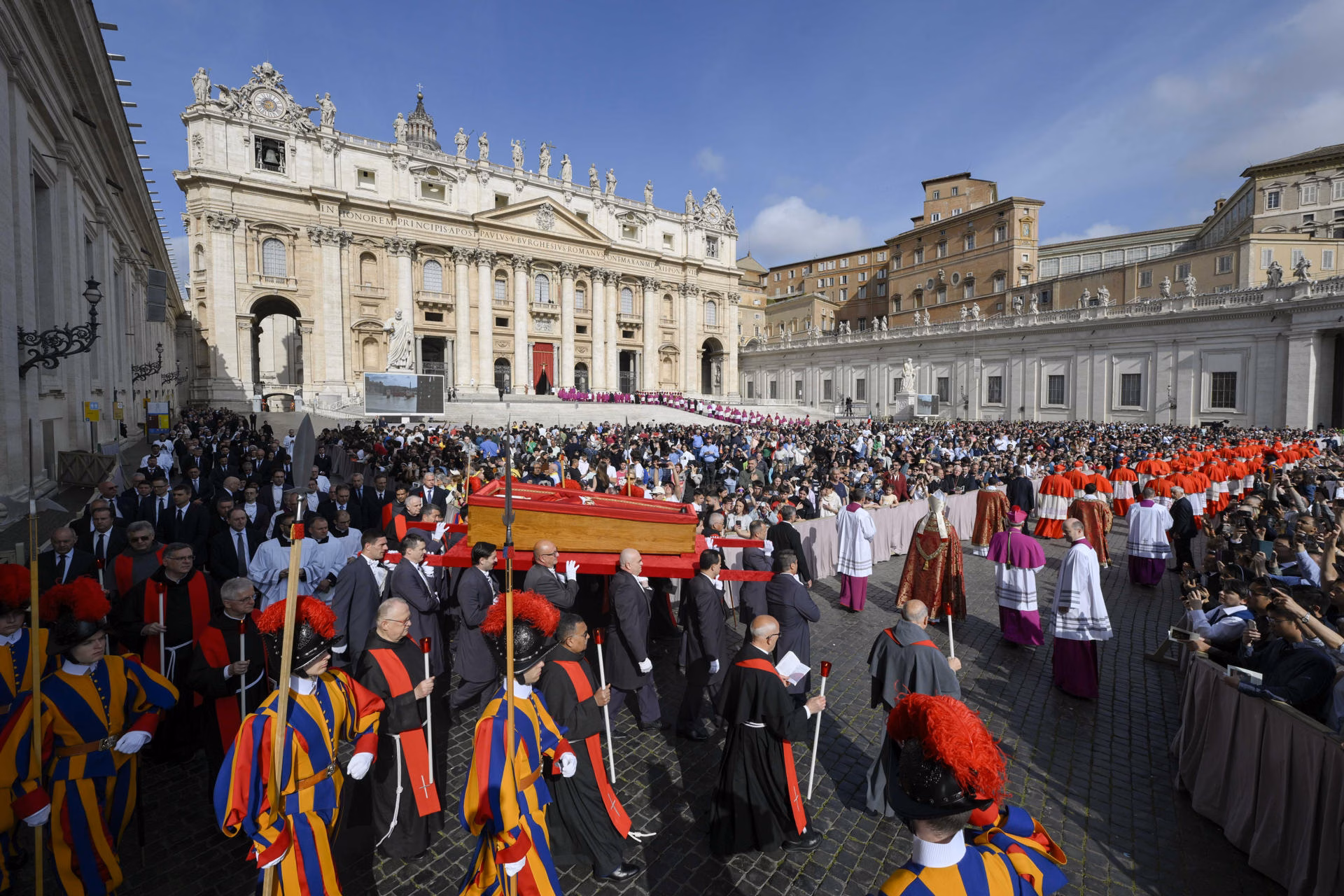 Miles de fieles comienzan a dar el último adiós al papa Francisco