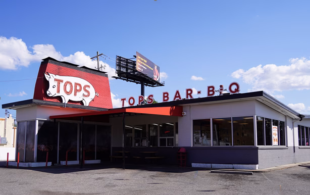 Tops Bar-B-Q & Burgers de la Summer Ave. y National St. ya reabrió sus puertas