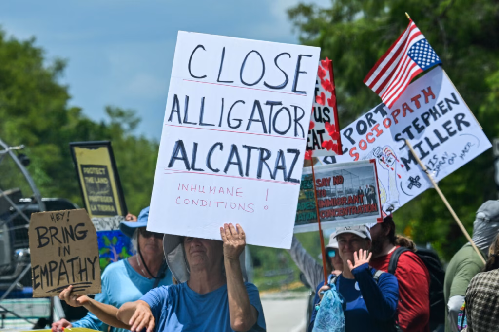 Al menos 250 migrantes detenidos en Alligator Alcatraz no tienen antecedentes penales en EE UU