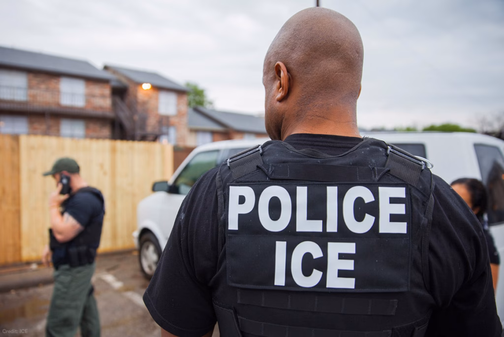 ICE ofrece hasta $50,000 en bonos para reclutar nuevos agentes de deportación