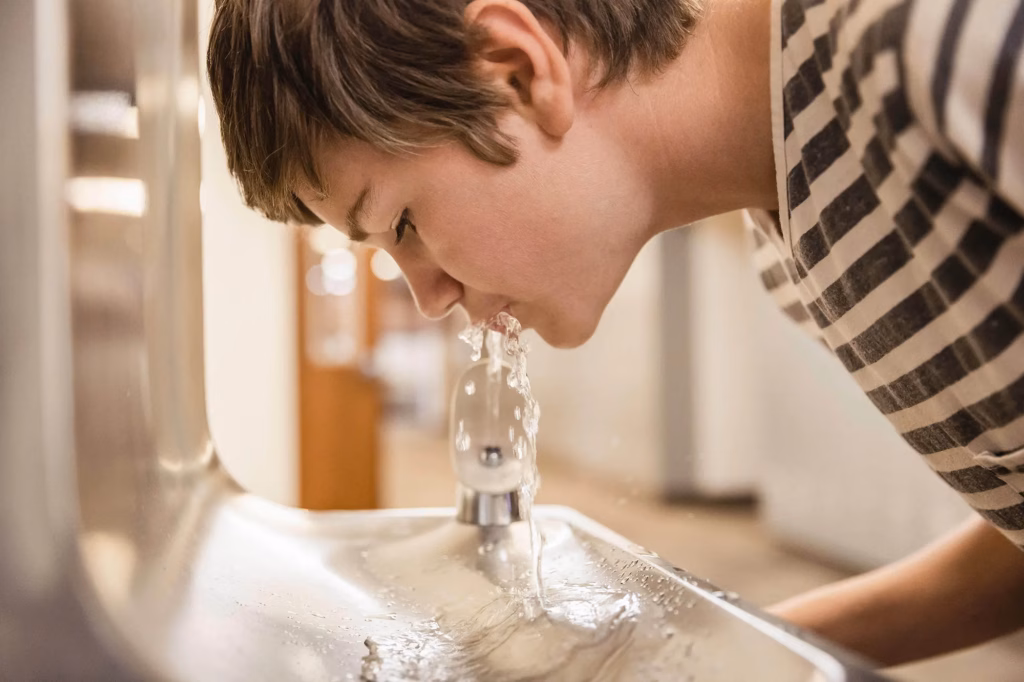 Se detectaron rastros de plomo en el agua en 24 escuelas del MSCS