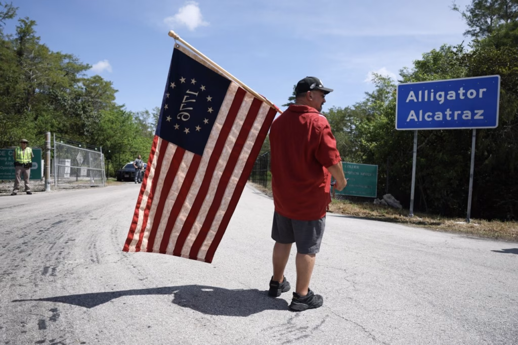 Jueza ordenó el cierre del centro de detención migratoria Alligator Alcatraz, pero Florida apelará el fallo