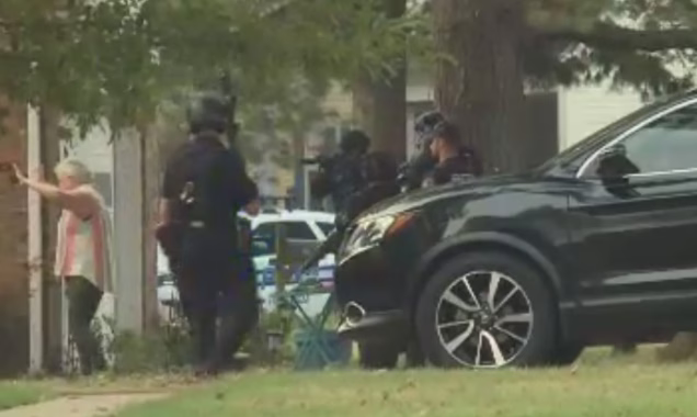 Mujer se entrega a la policía tras horas de negociación por sus pitbulls sueltos. Es ex empleada del Departamento de Policía de Collierville