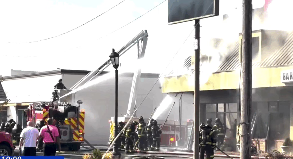 Incendio arrasa un local en Cordova, obligando a madre e hija a pedir ayuda
