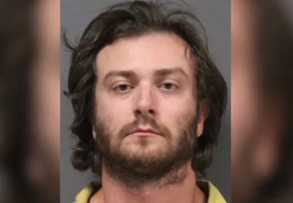 Profesor de secundaria en Mississippi acusado de grabar en secreto a personas en el baño de su casa