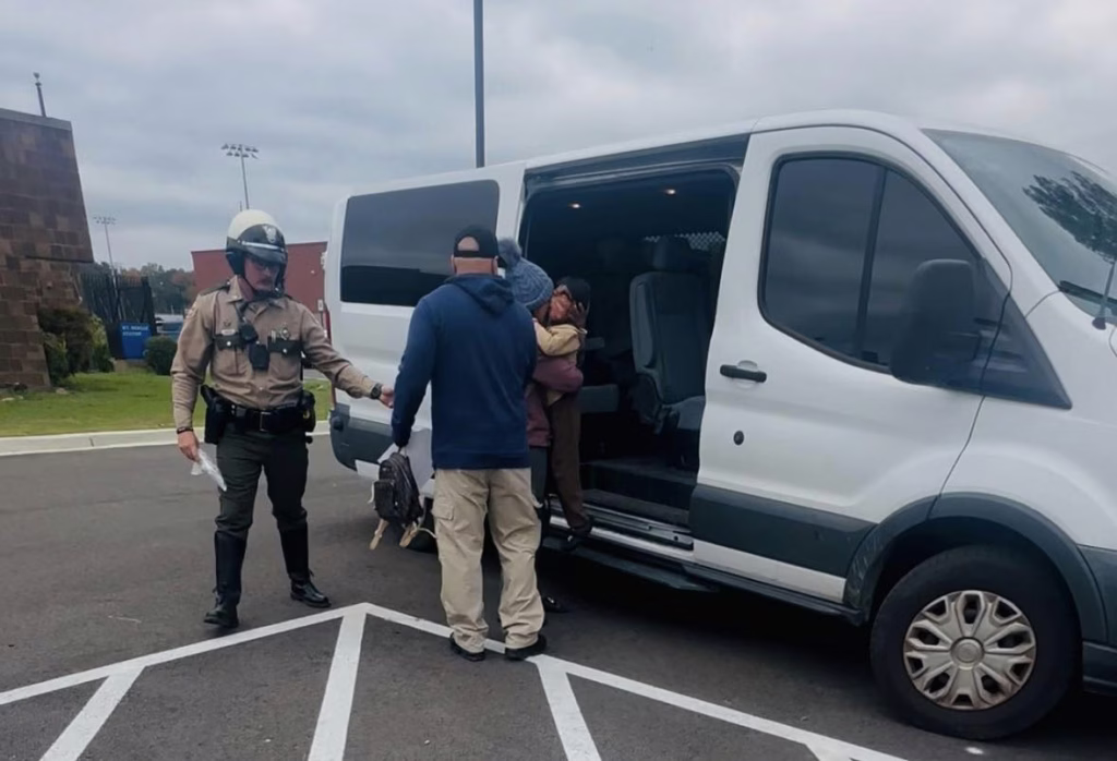 Vecindarios 901 informó de por lo menos 4 detenciones este viernes por agentes de ICE, entre ellas la de una madre con su hija de 5 años