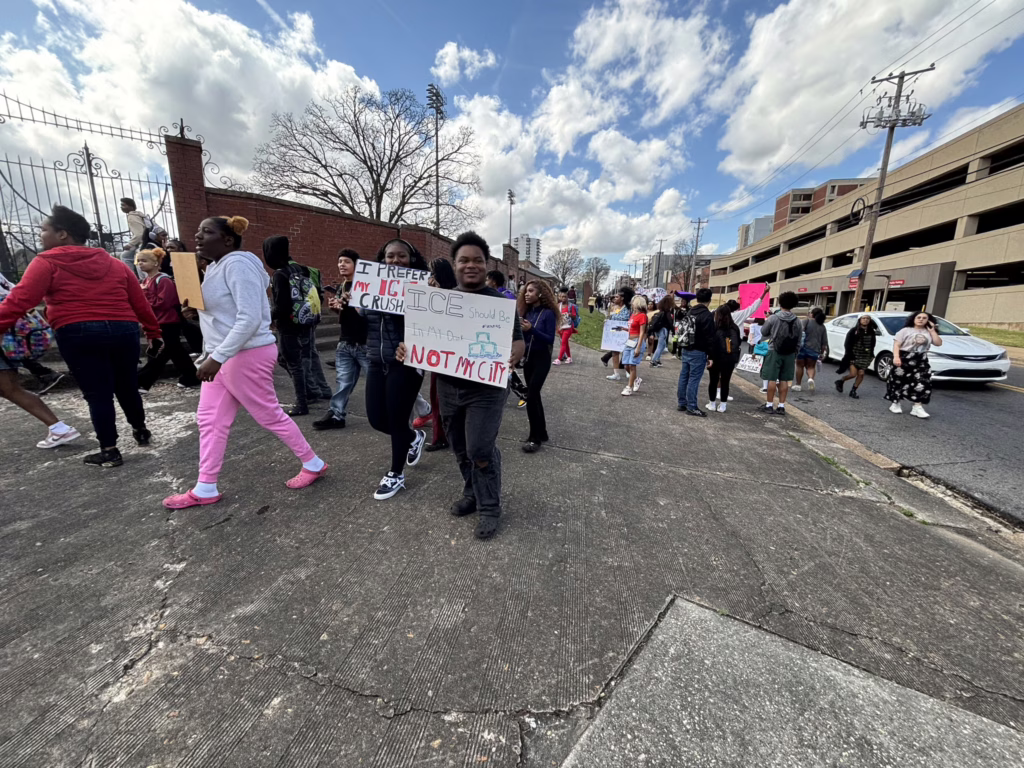 Estudiantes de la Central High School salieron a protestar por la presencia de ICE en la ciudad