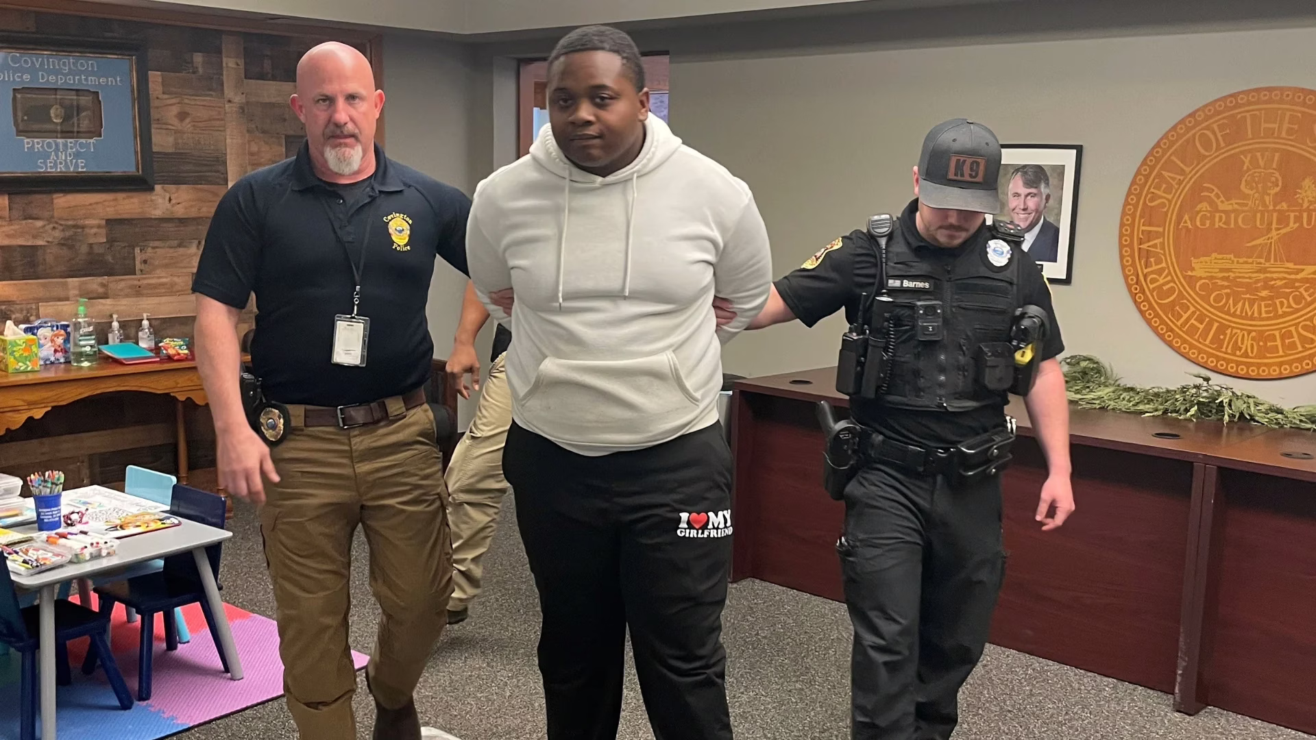 Arrestan a hombre en Covington tras hallazgo de video de abuso sexual a niño de 3 años