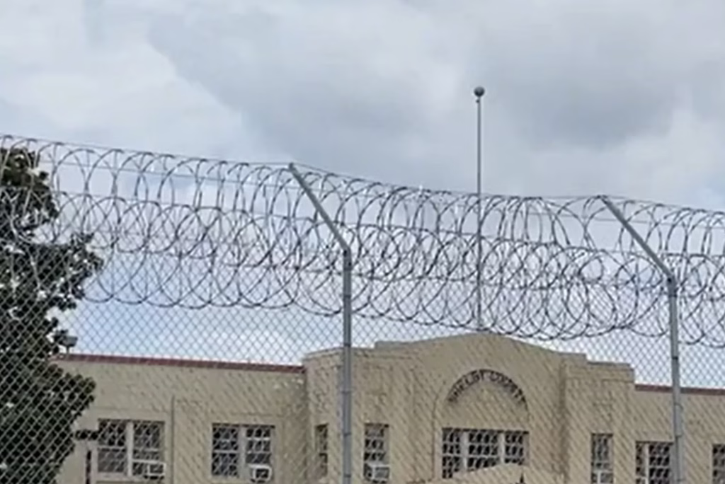 Un recluso hiere a un supervisor penitenciario durante un ataque en la granja penal del condado de Shelby