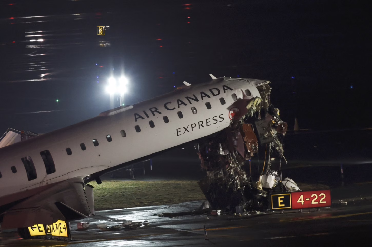 Dos muertos tras colisión entre un avión y un camión de bomberos en aeropuerto de Nueva York