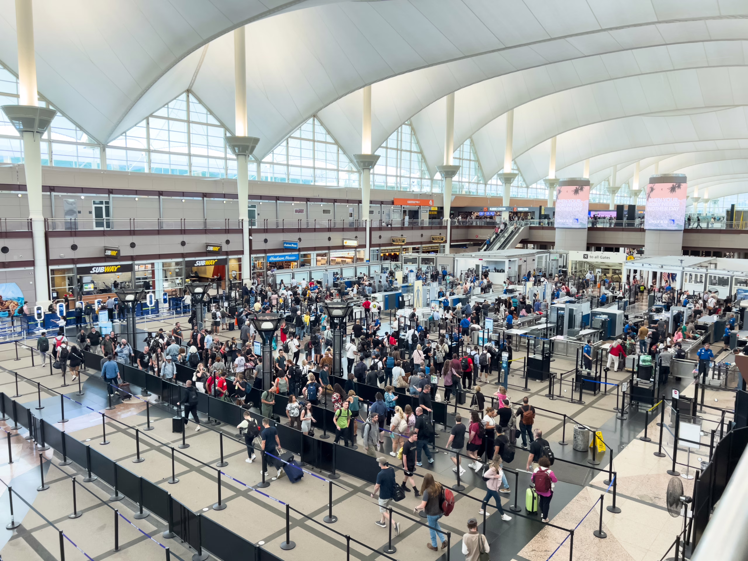 EE UU despliega agentes del ICE en aeropuertos en medio del caos por bloqueo presupuestal