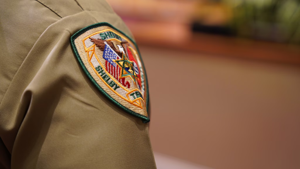 Tennessee avanza ley que obligaría a todos los sheriffs a colaborar con ICE; solo falta la firma del gobernador
