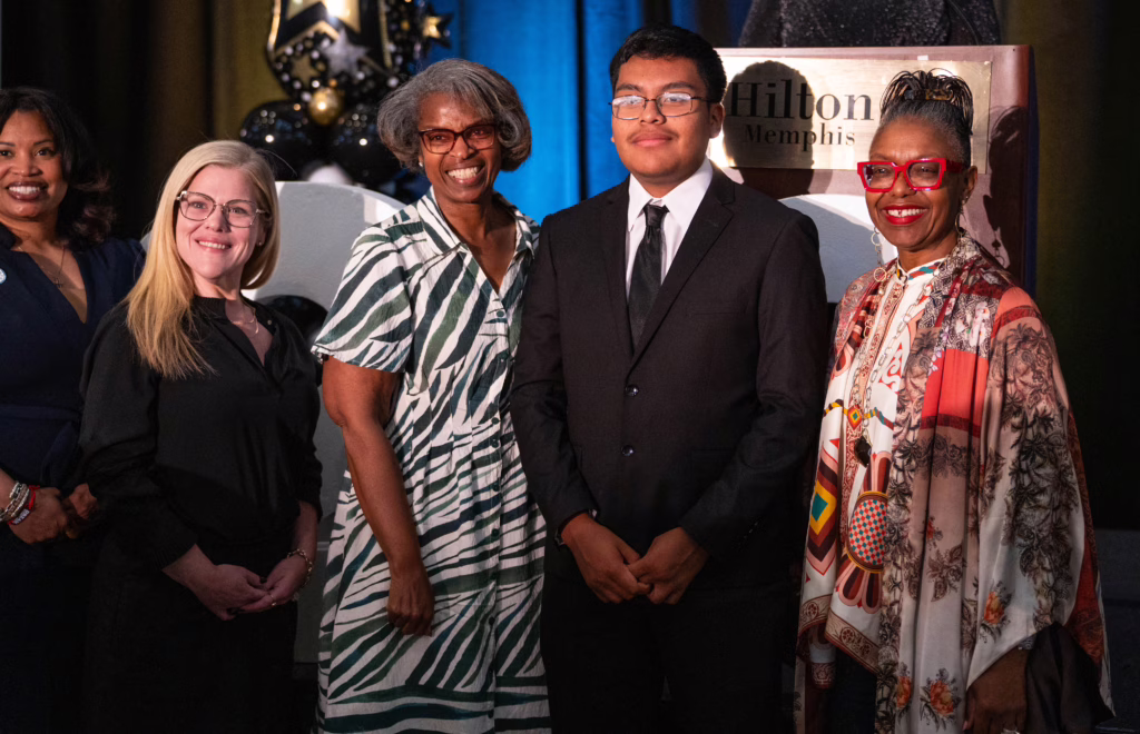 Clase 2026 de las escuelas de Memphis-Shelby marca récord de estudiantes hispanos con los más altos honores académicos