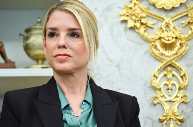 Pam Bondi se recupera de un tratamiento contra el cáncer