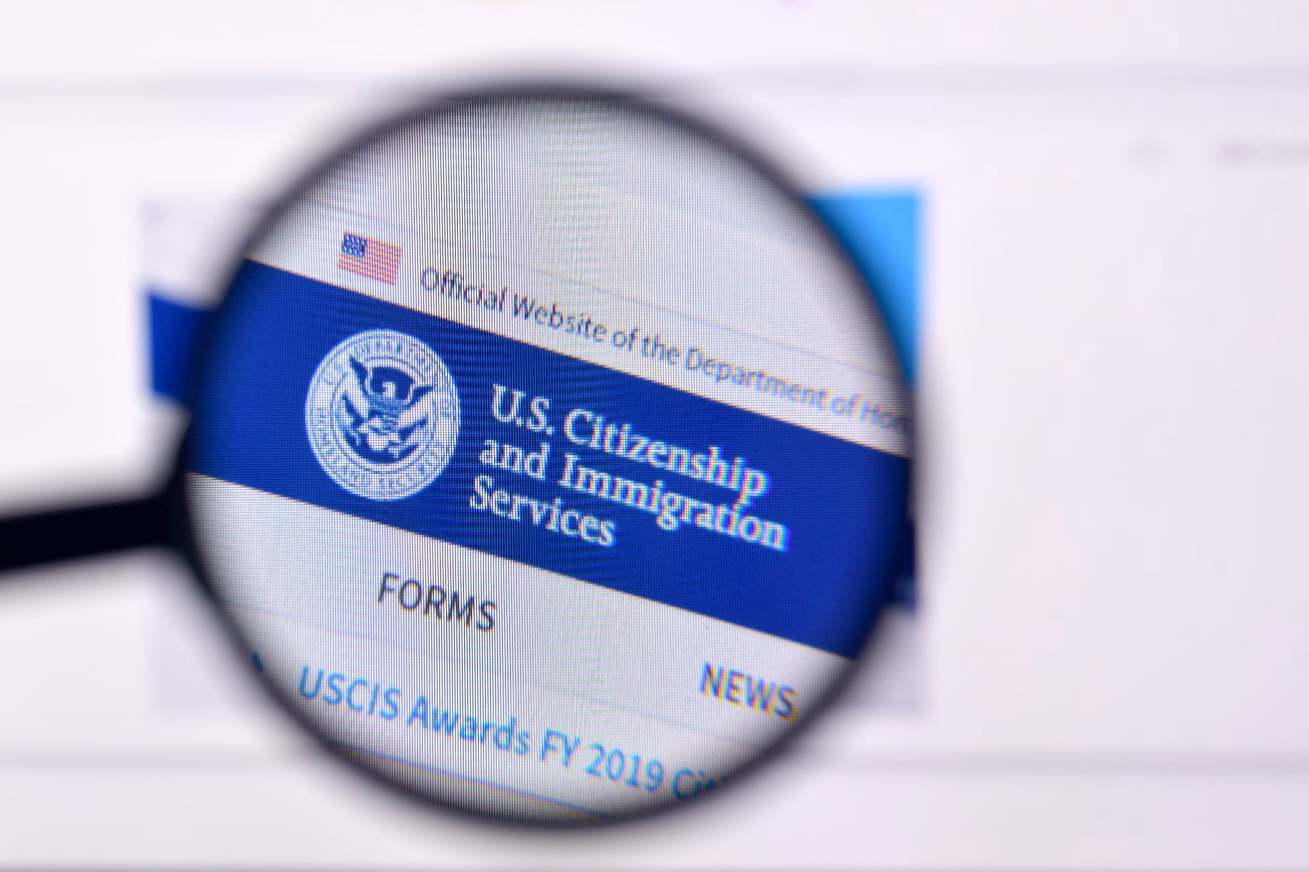 Juez federal anula restricciones migratorias de Trump y ordena reanudar trámites de asilo