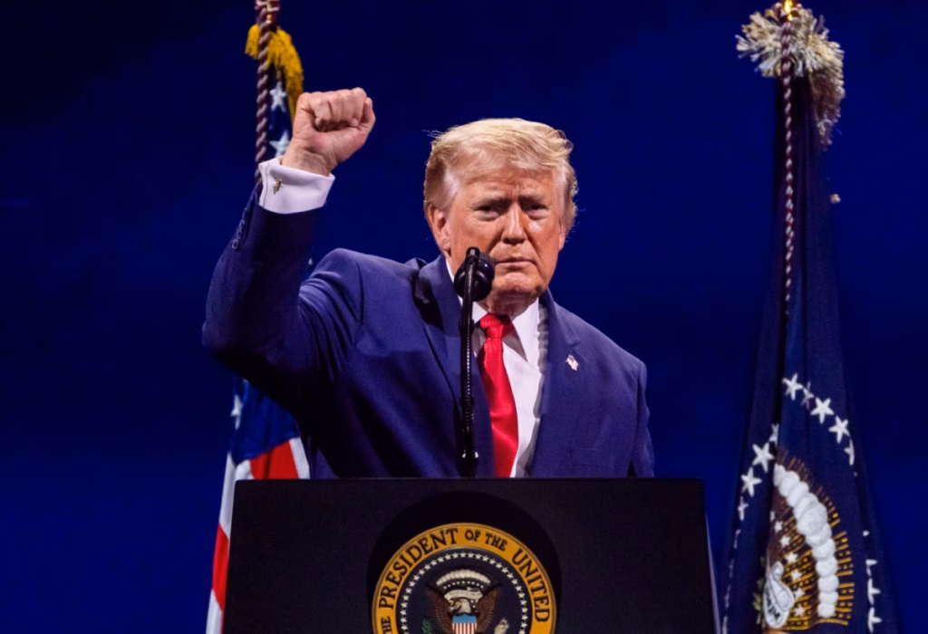 Trump: ICE debe seguir realizando paradas de tráfico tras los recientes tiroteos, lo que parece contradecir la nueva política