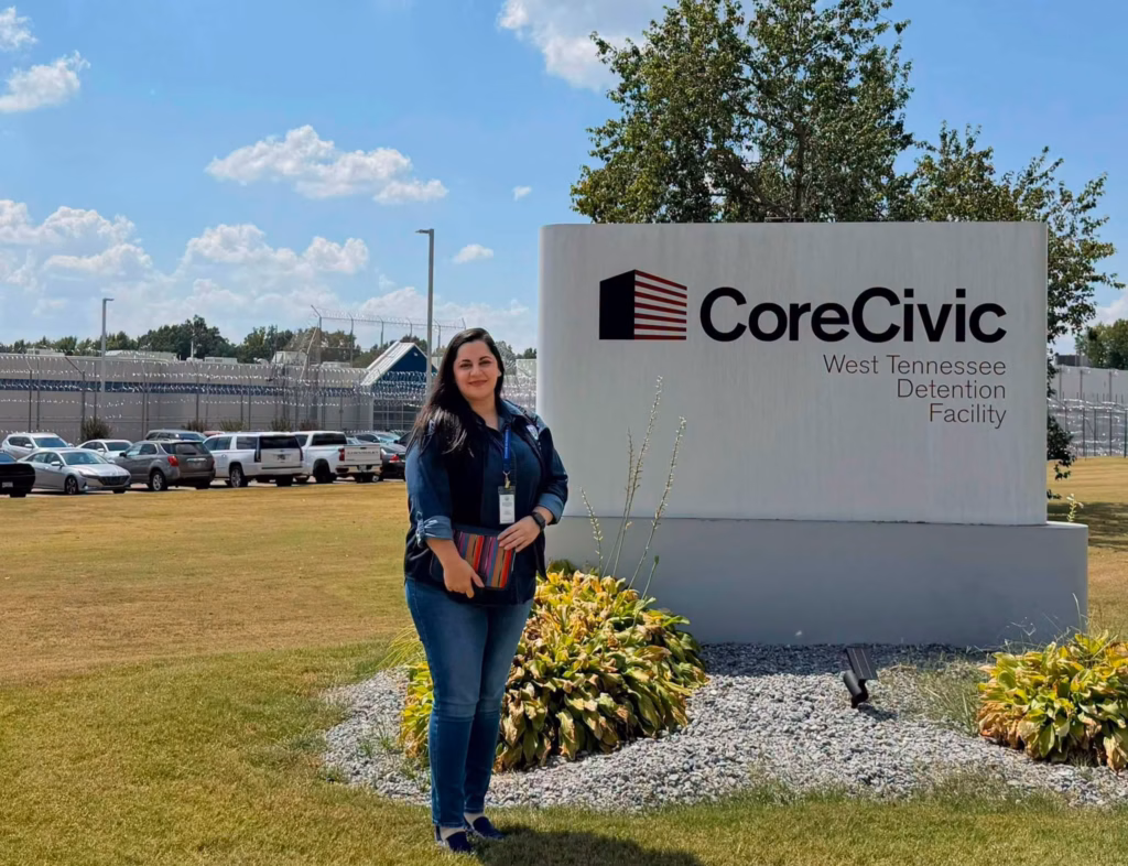 Cónsul de Guatemala visita a detenidos tras redada migratoria en Memphis