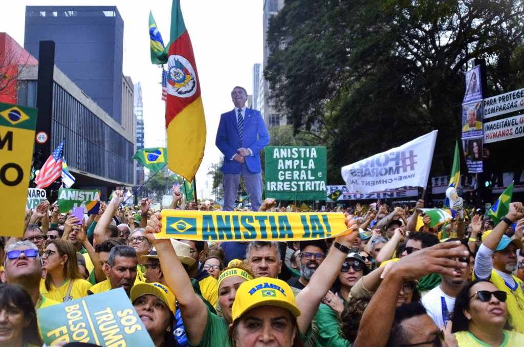 Flávio Bolsonaro recorta distancias y empata técnicamente con Lula da Silva a tres semanas de las presidenciales en Brasil